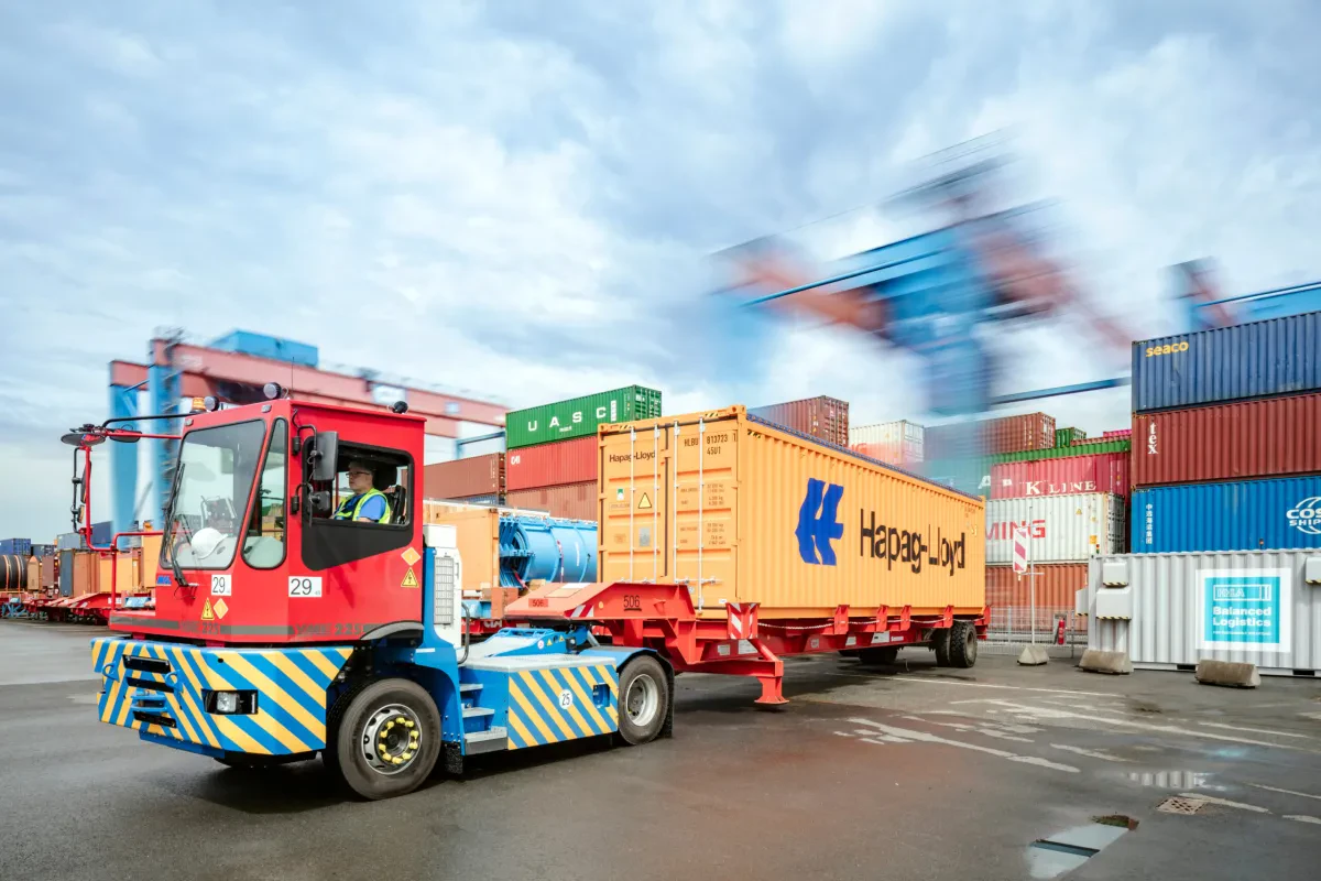 HHLA Container Terminal Altenwerder orders battery-powered tractors