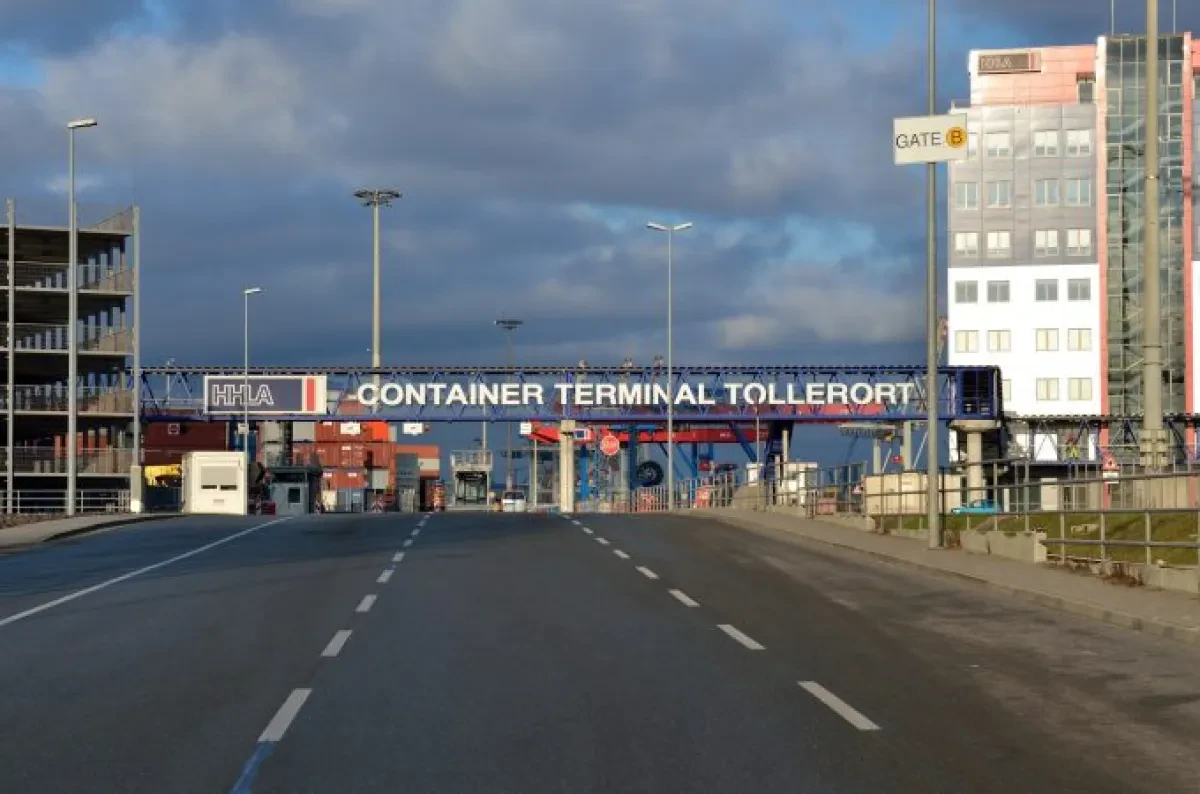 Cosco bid for stake in Hamburg box terminal still hangs in the balance