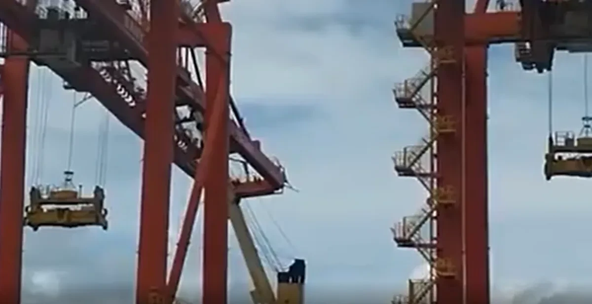 Bulker collides with crane in Costa Rica