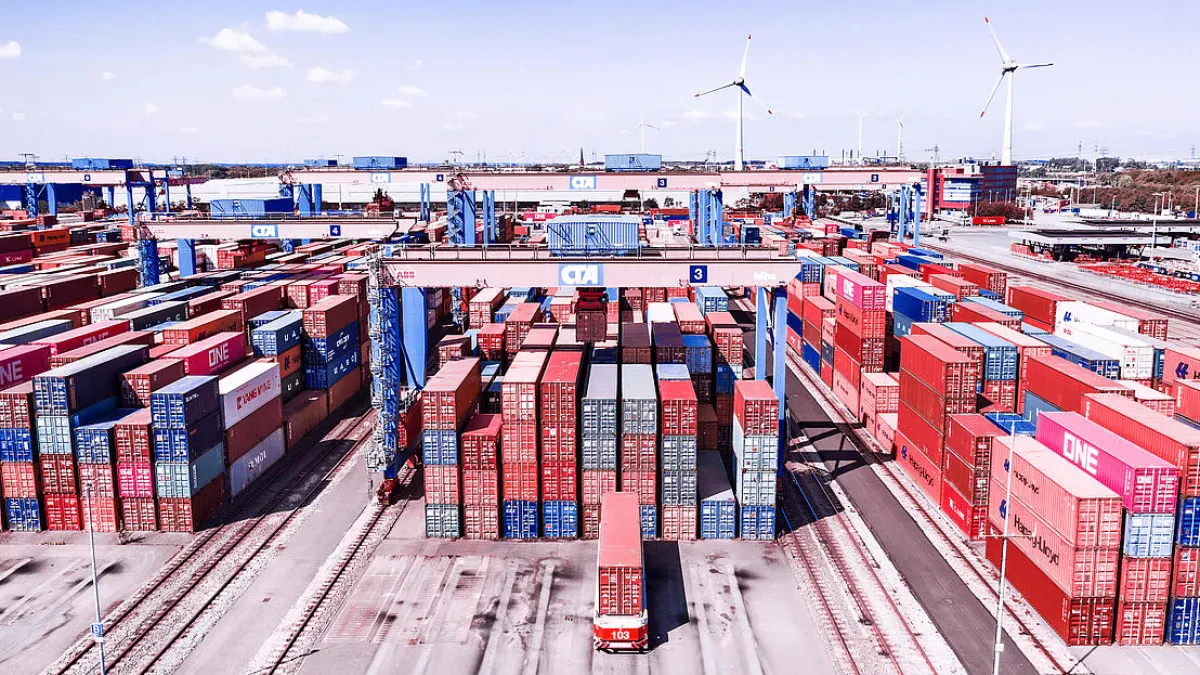 HHLA and ABB sign partnership agreement to further develop automatic stacking crane systems