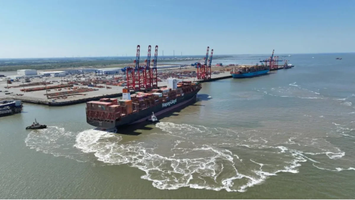 First Hapag-Lloyd-owned ship makes call at Wilhelmshaven