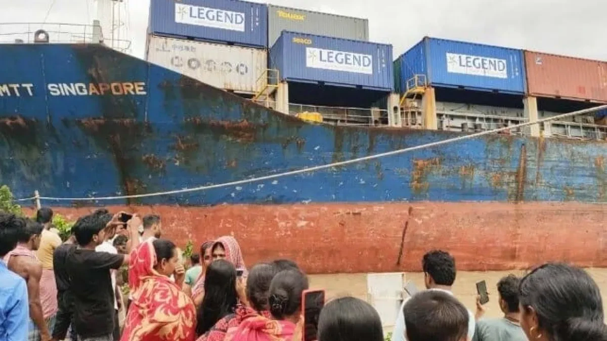 Containership Runs Aground Becoming Tourist Attraction in India