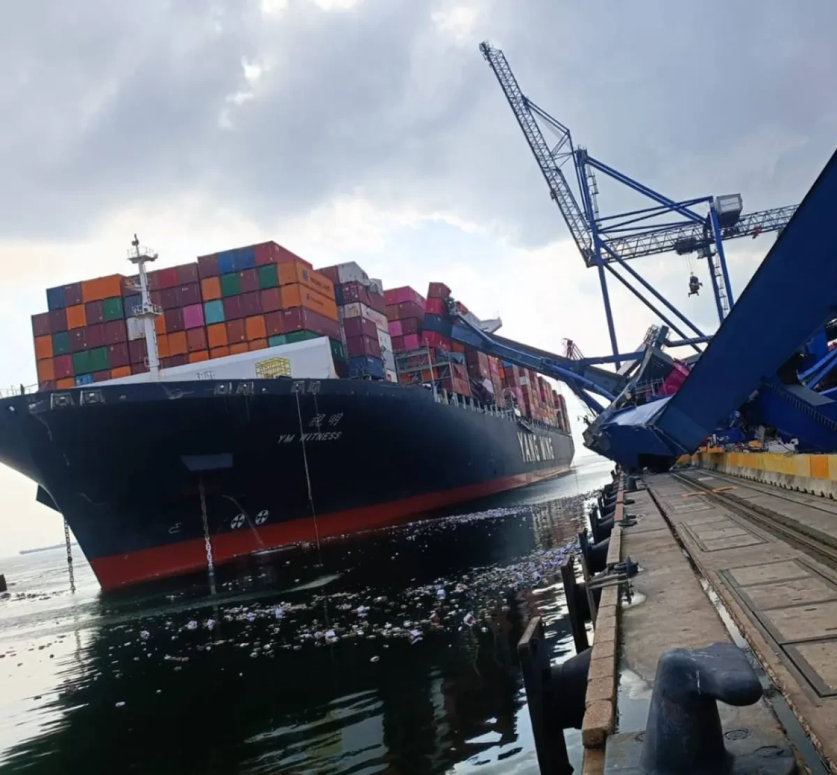 YM Containership Takes Out Cranes While Docking in Turkey