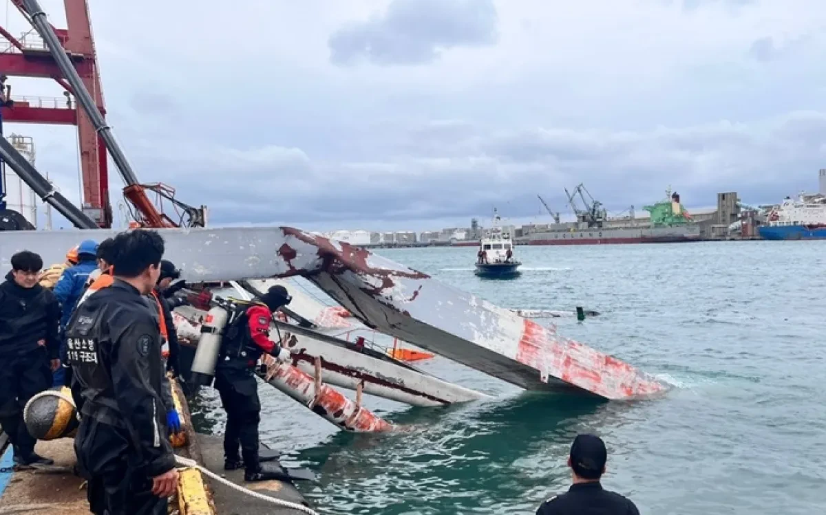 Work on Ulsan container pier suspended after two killed in crane collapse