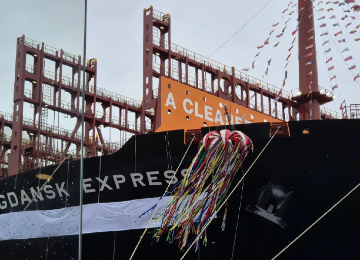 Hapag-Lloyd welcomes another LNG dual-fuel 23,600 TEU containership