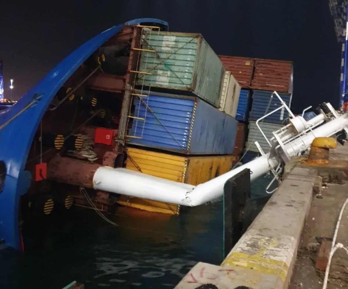 Boxship capsizes at Turkish port