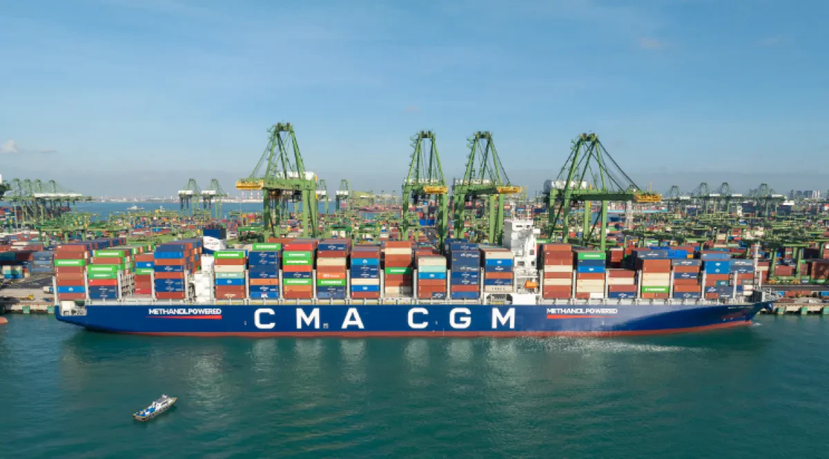 Maiden call of CMA CGM IRON in Singapore: first delivery of a South Korean-built series of 12 new generation dual-fuel methanol 13,000 TEU vessel