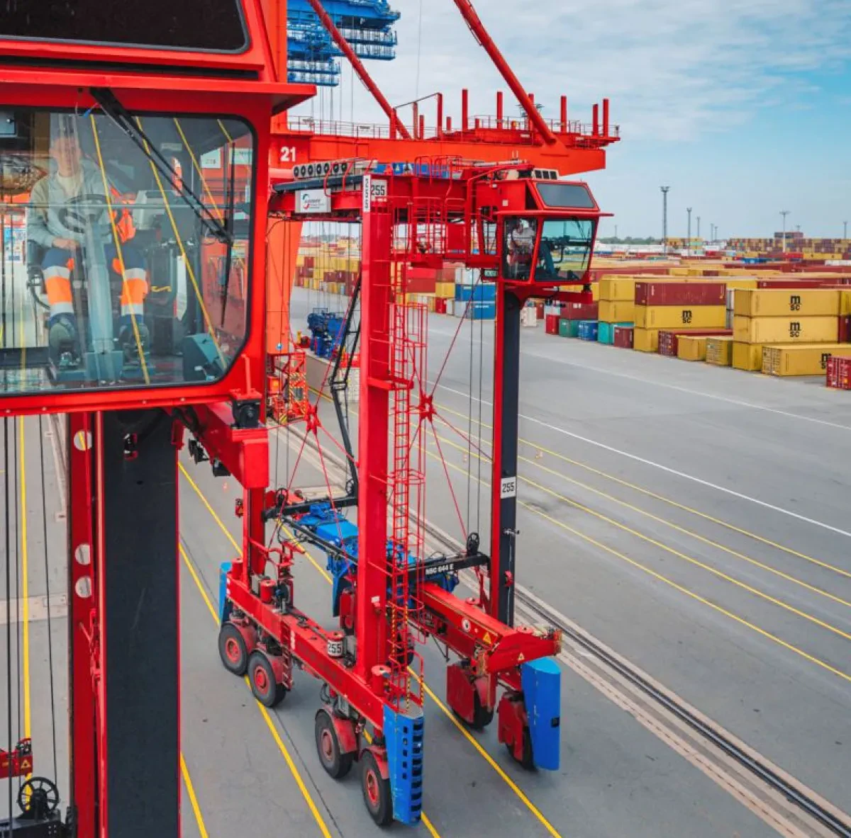 EUROGATE container terminal in Hamburg invests in 15 Hybrid Konecranes Noell Straddle Carriers