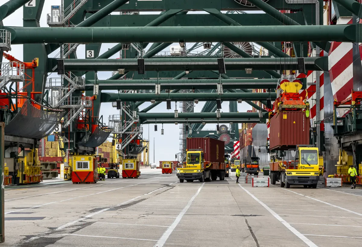 Valenciaport grows in import /export and offsets the drop in transhipment