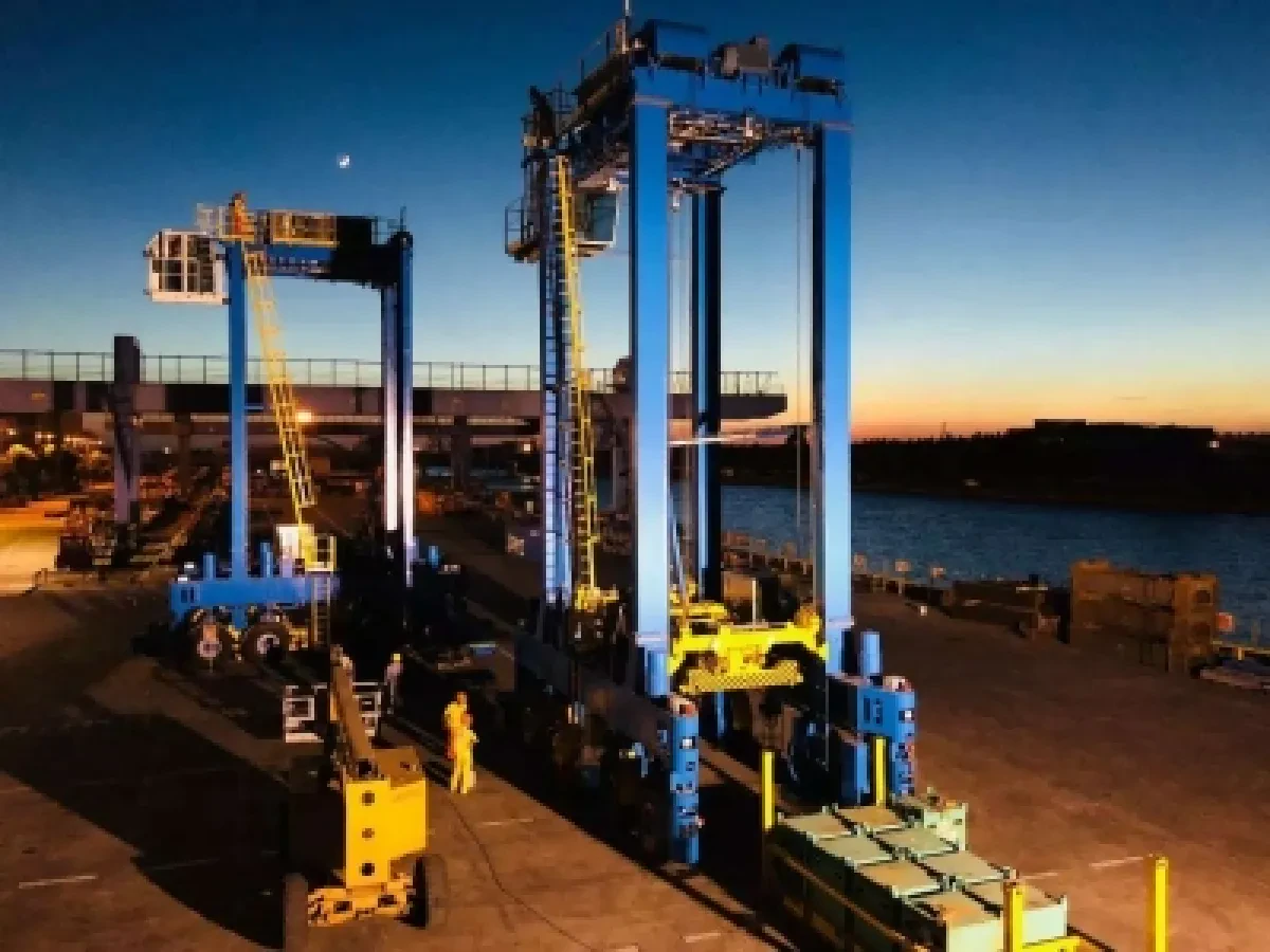ZPMC secures the first contract for intelligent straddle carrier