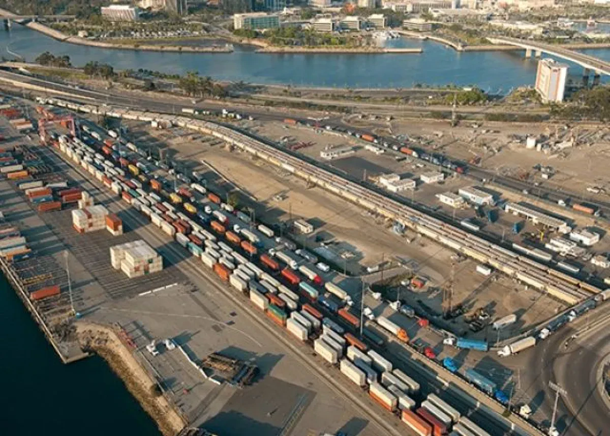 US port cuts emissions despite being busier