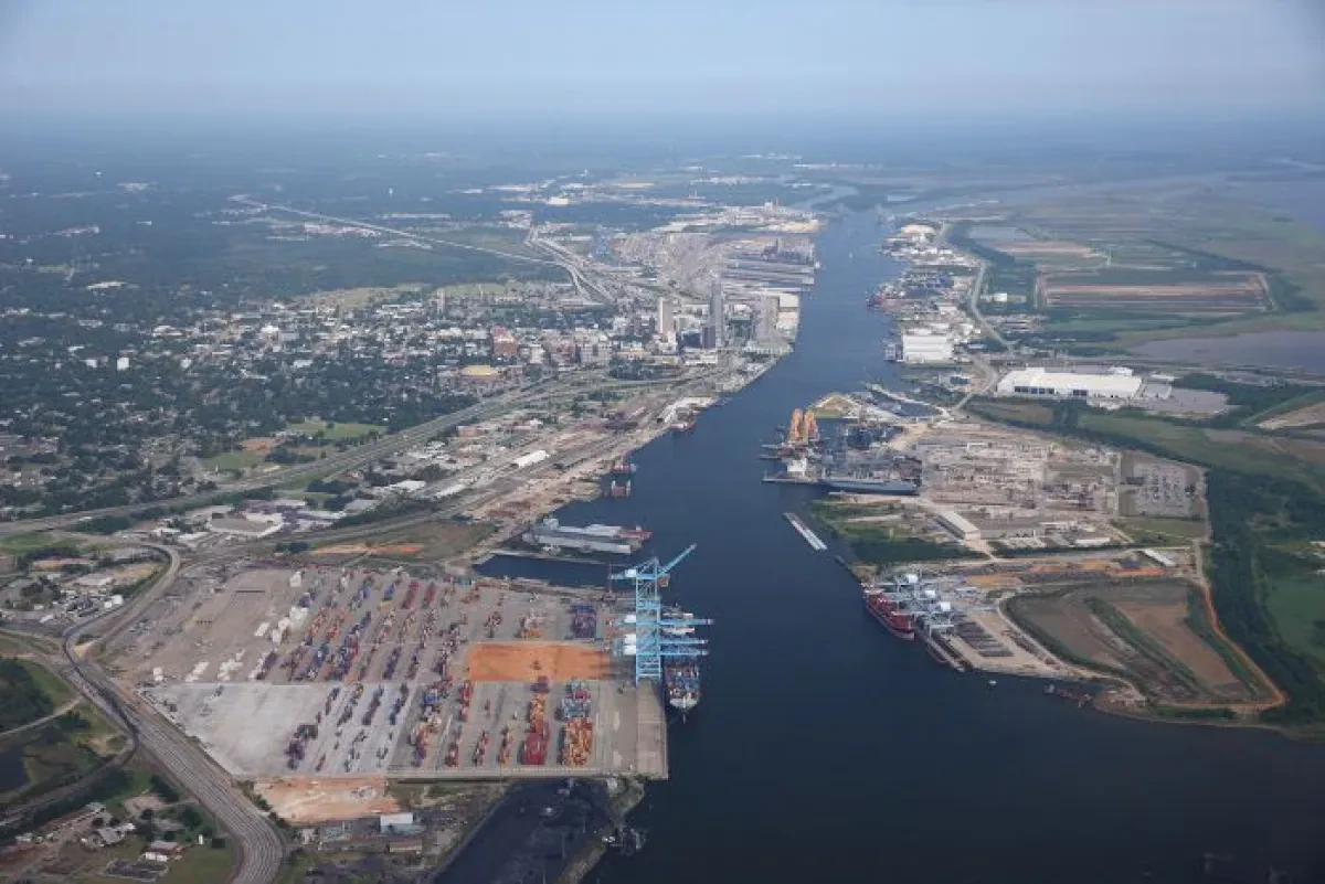 APM Mobile plans fee for truckers who miss container pickups