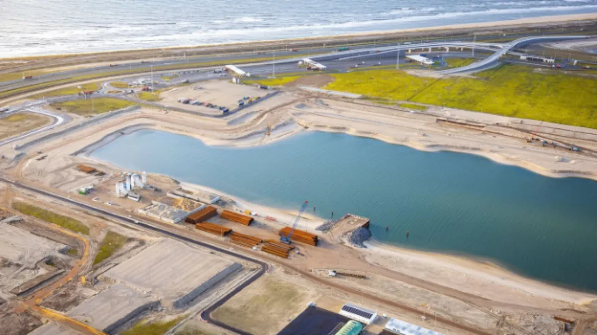 Port of Rotterdam builds new quay wall
